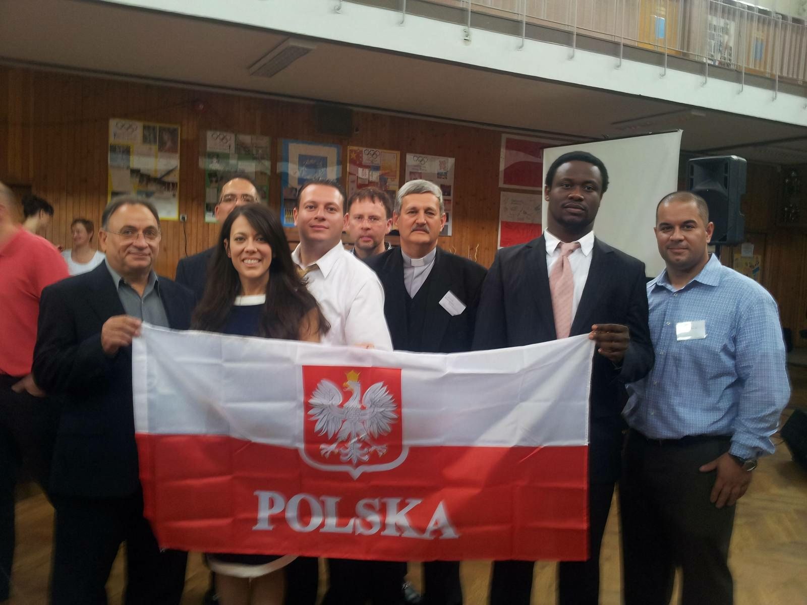 Członkowie Nowe Pokolenie w Gdyni trzymający flagę