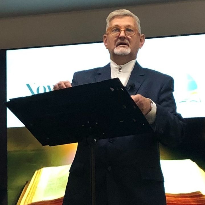 Pastor Aleksander Bałuczyński podczas kazania